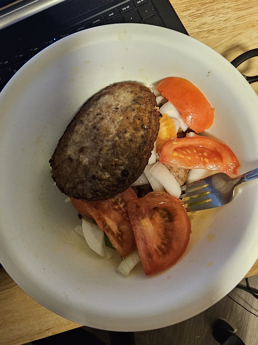 ogburich43's tweet image. Another day, another workout. No carbs in lunch. Just hamburger meat, onion, bell pepper, and tomato. 

#gettingmyhealthback
#watchmework
#Fdiabetes