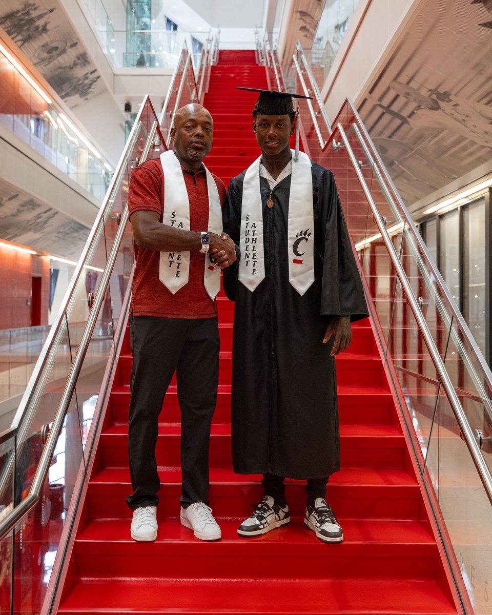 GoBEARCATS's tweet image. Mission accomplished. 🎓

#Bearcats | @vanexel31 | @iamSauceGardner