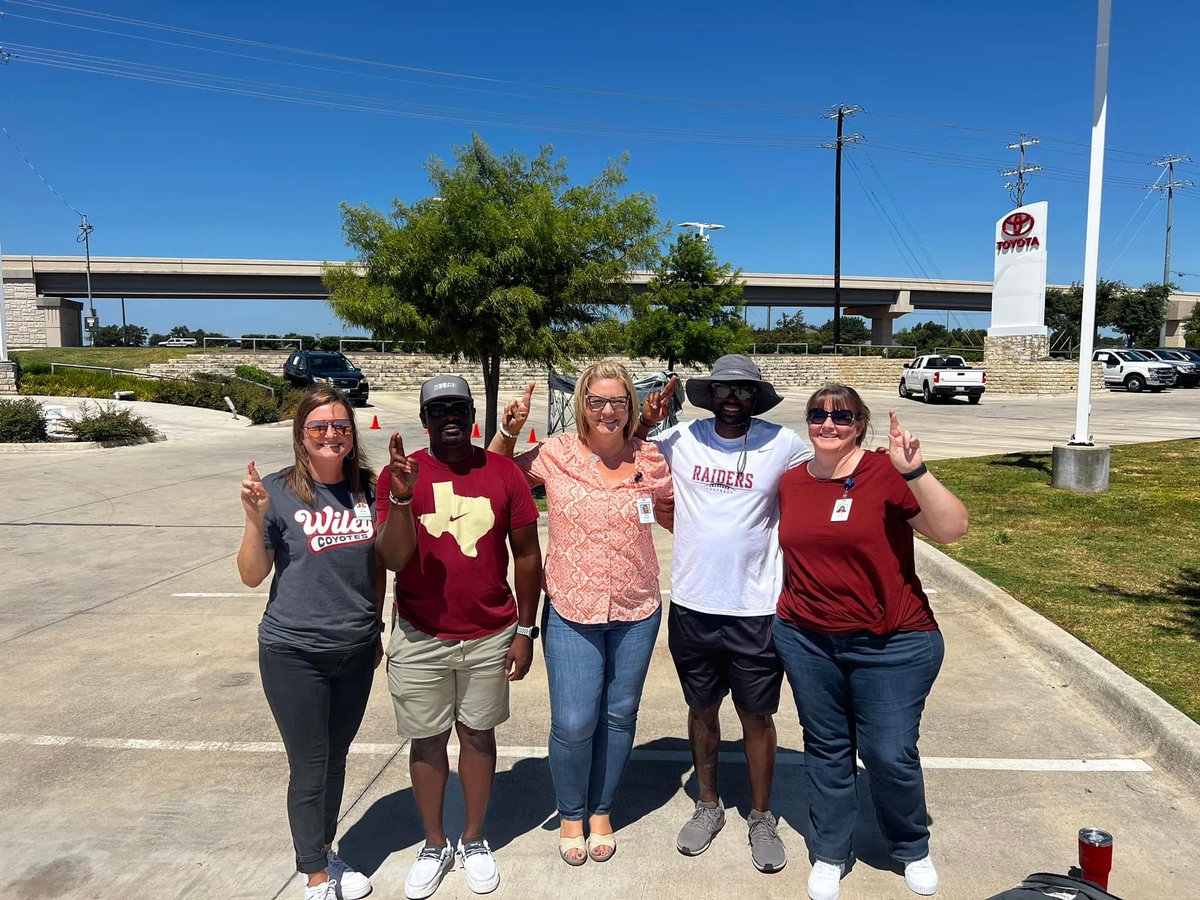 ulatoskiJPE's tweet photo. Wiley admin supporting our Raiders at Stuff the Truck! @RouseHSRaiders #1Wiley #1LISD https://t.co/35wC7Ffpo2