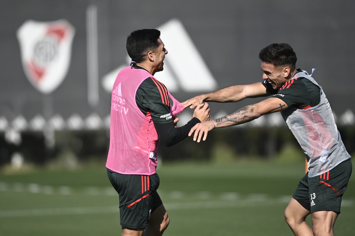 RiverPlate's tweet photo. Los Enzos se divierten ⚪️❤️⚪️ https://t.co/zDQKfRhOKO