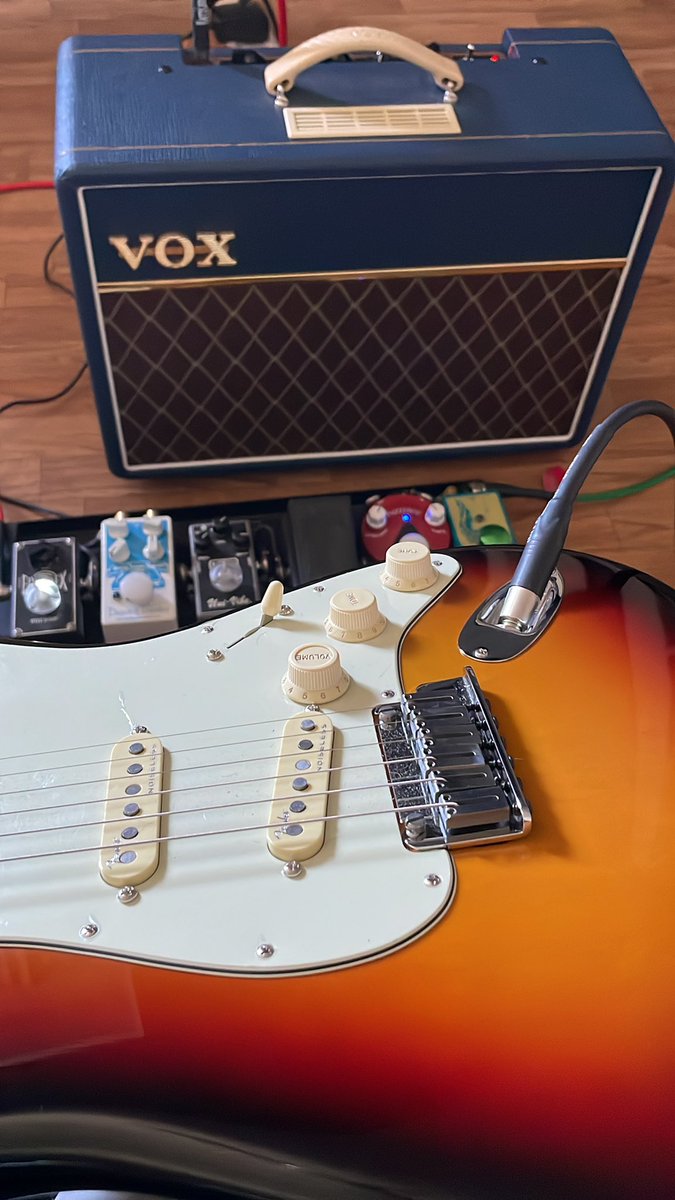 RuidoyLaFuria's tweet photo. Friday setup… @Fender @VOXamps @Pedaltrain @EarthQuakerDev @jimdunlopusa @RSnakeCableCo https://t.co/L69RWWdivF