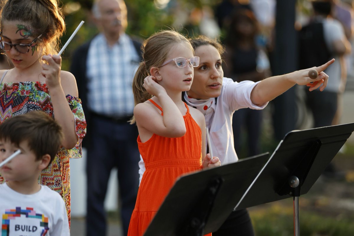 LandmarksOrch's tweet photo. #ThrowbackThursday to our July 19th Hatch Shell concert which featured Aaron Copland's Appalachian Spring &amp; @Brian_R_Nabors' piece Upon Daybreak, with @sheiladelbosque conducting at Maestro Zone!🌞

Photo Credit📸: Michael Dwyer https://t.co/n1x95CxVW0