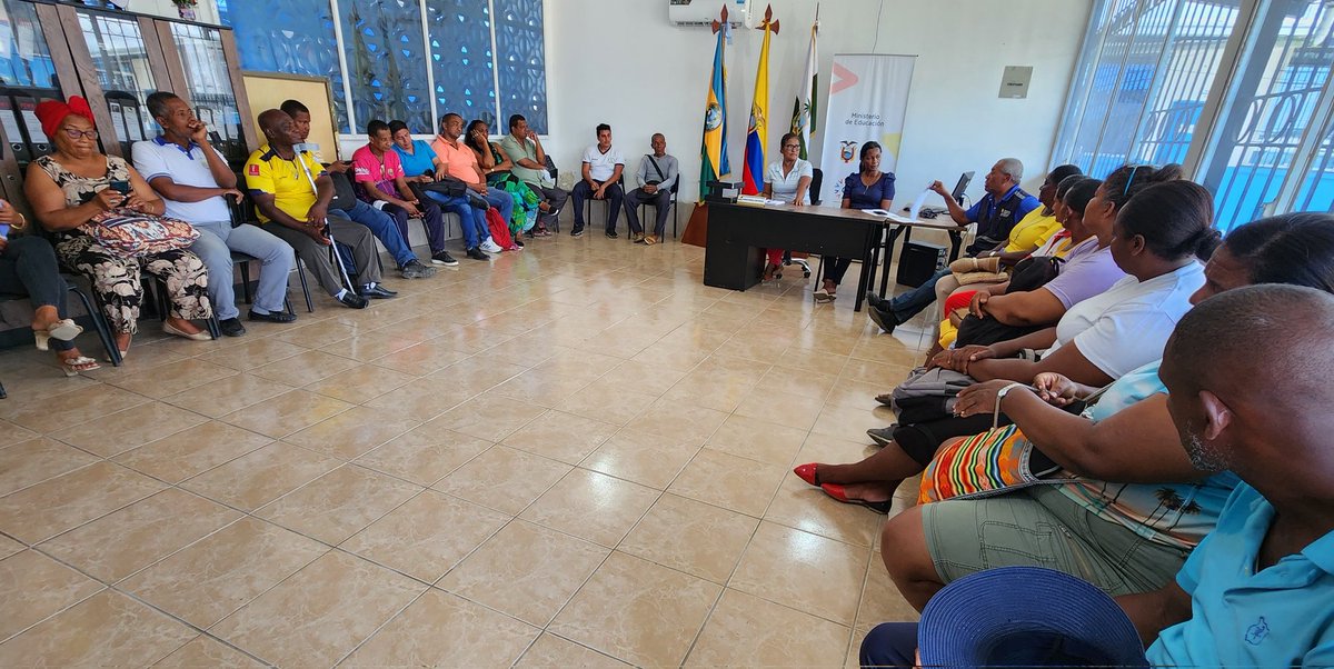 EducacionZ1Ec's tweet photo. En este contexto, la coordinadora @martaluciavale posiciona a la nueva Distrital de San Lorenzo, Caroli Obando; para posterior reunirse con autoridades educativas del cantón en el marco de escuchar sus necesidades en mejora de la educación. #TransformaciónEducativaEc https://t.co/Yr0s1Anzi2