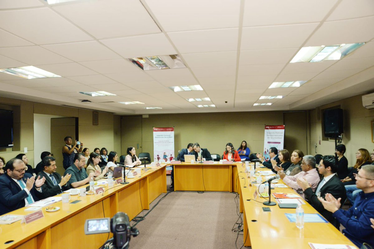 Se lleva a cabo el 2º Coloquio Internacional ‘Reinserción Social Real’, dentro del ‘ 2º Festival Iberoamericano de la Libertad en <a href="/CC_LosPinos/">Complejo Cultural Los Pinos</a> 
El director general <a href="/arturomorell/">Arturo Morell</a>, dio inicio a la tercera mesa, donde participan expertos en reinserción social.
#SoyVozDeLibertad