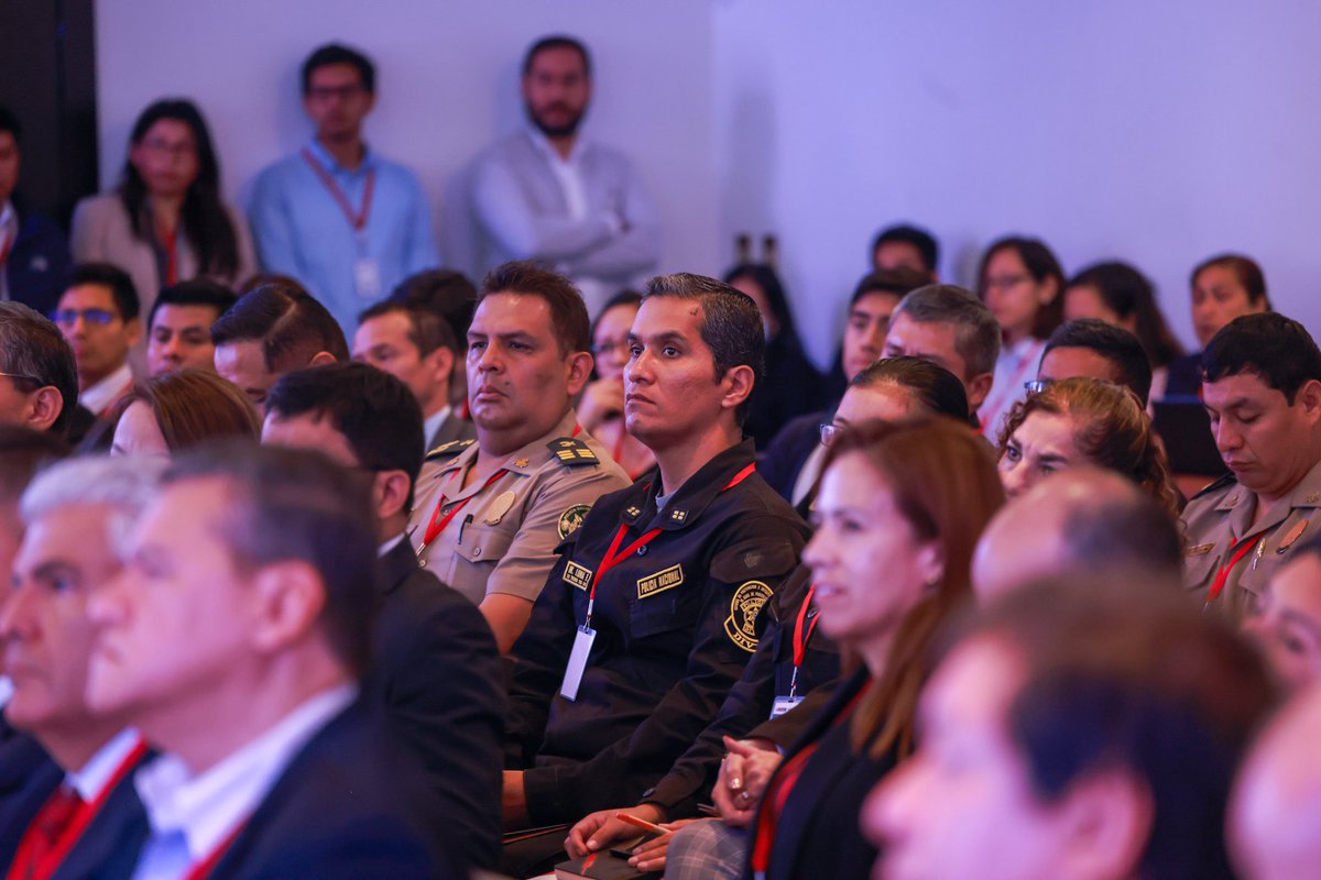Paola_LazarteC's tweet photo. Nuestro objetivo es sacar adelante las reformas que nuestro país tan urgentemente necesita para las problemáticas de financiamiento, contratación pública, predios, integridad y seguridad vial. El @MTC_GobPeru está comprometido con la construcción de diálogo y confianza (2/2). https://t.co/pBFmZefcKj