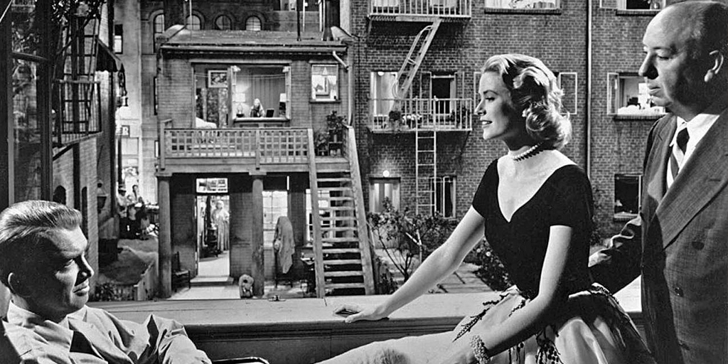 Un 4 de agosto de 1954 se estrenó una de las mejores películas de Alfred Hitchcock. Un thriller inmejorable sobre la mirada, el lugar del espectador y el cine mismo. Pasen y vean → bit.ly/RearWindowQubit