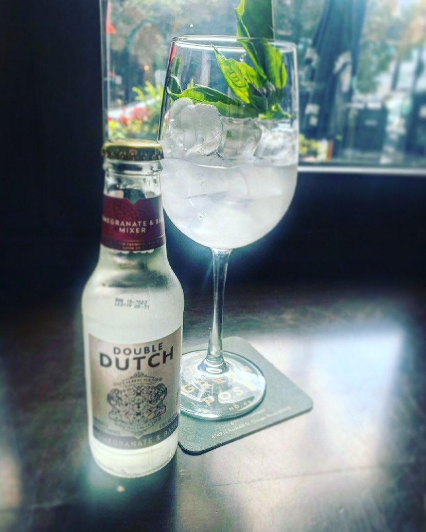 Cheers to the weekend!

#greenpostpub #friyay #friday #fridayvibes #happyhour #lincolnsquare #cocktails #cocktails #cocktailtime🍹#cocktaillovers #gin #gintonic #ginandtonic #ginlovers #lincolnsquare #weekend #weekendvibes