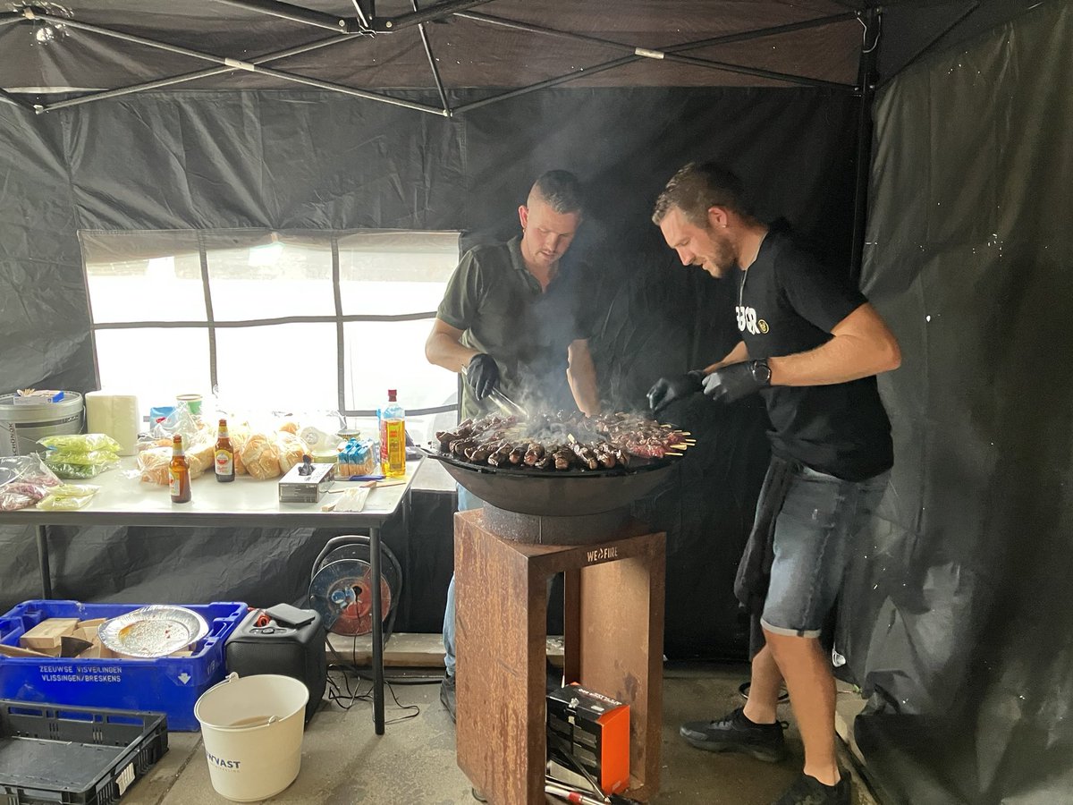 CHKBouwBV's tweet photo. Vandaag is de bouwvak begonnen maar die zijn we gisteren al gestart met ons #topteam door een gezellige #BBQ samen met onze dierbaren te houden en voor de kids was er ook een #springkussen #sminker #suikerspin #vakantieemmer maar nu eerst #familytime https://t.co/AAy6SFv8J3