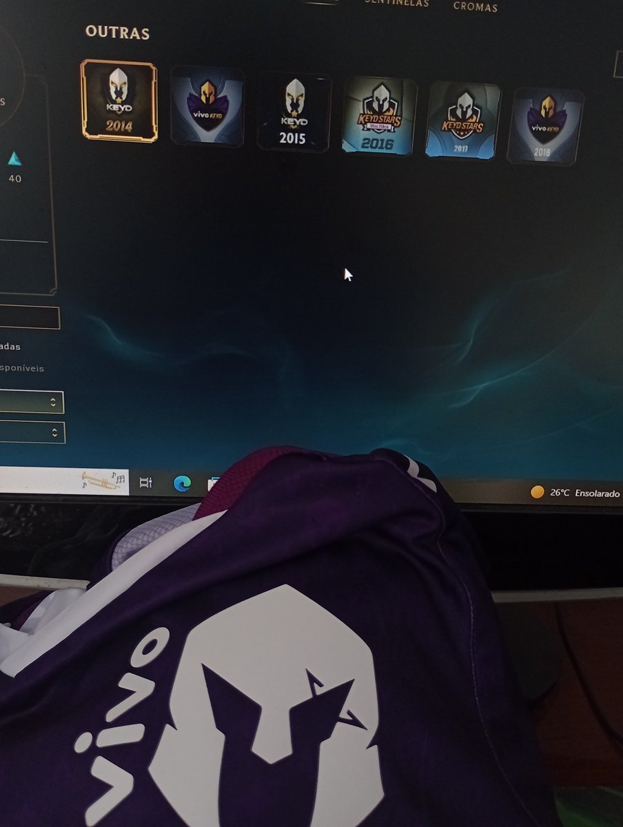 Que coisa linda, agora posso ostentar meu #MantoVKS com TODOS os ícones da <a href="/VivoKeyd/">Vivo Keyd Stars</a> 💜
#GoVKS