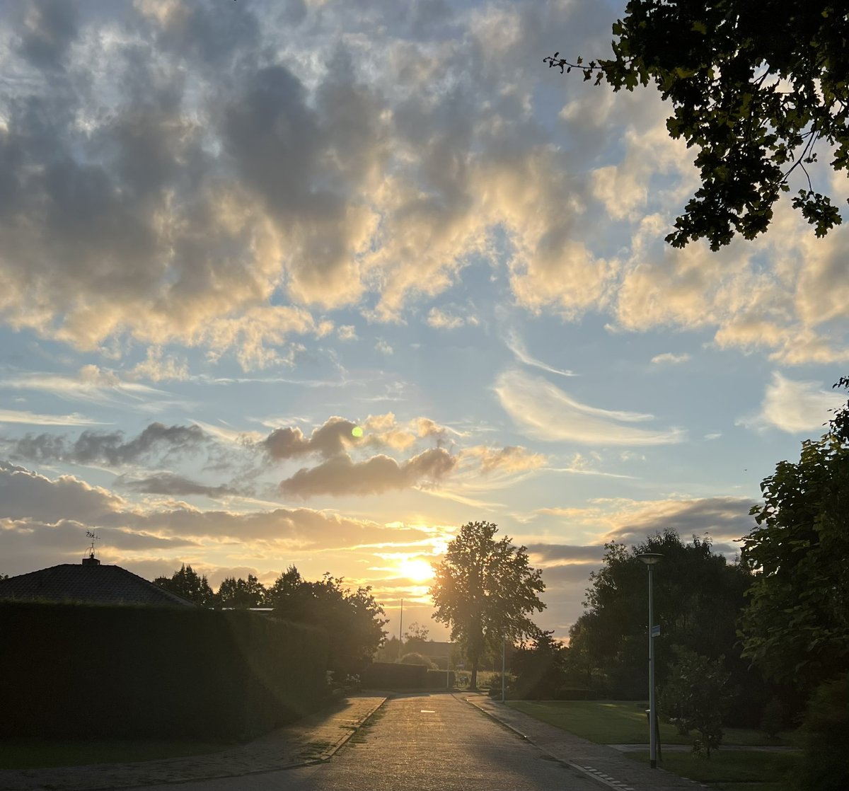 konvliek's tweet photo. #avondzon #thuis https://t.co/3P3WzF9jLR