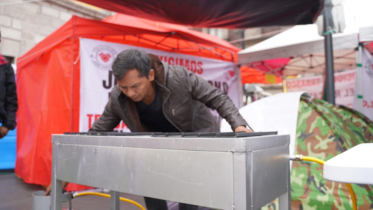 Coalicion_X_Tab's tweet photo. Continua nuestra protesta en Palacio Nacional para que nos atienda nuestro paisano @lopezobrador_ ya estamos mejor instalados y continúa la huelga de hambre por parte de los compañeros; trabajadores del estado en pie de lucha por una #JUBILACIONDIGNA @CiroGomezL @lopezdoriga https://t.co/iNfbvw45Uu