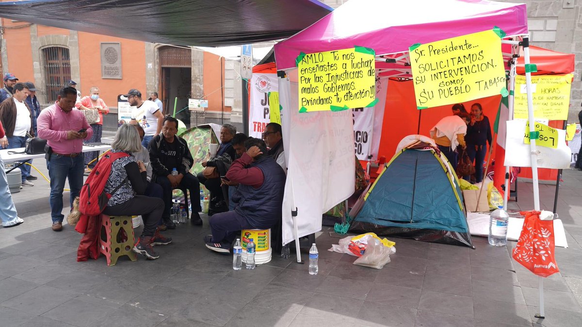 Continua nuestra protesta en Palacio Nacional para que nos atienda nuestro paisano <a href="/lopezobrador_/">Andrés Manuel</a> ya estamos mejor instalados y continúa la huelga de hambre por parte de los compañeros; trabajadores del estado en pie de lucha por una #JUBILACIONDIGNA <a href="/CiroGomezL/">Ciro Gómez Leyva</a> <a href="/lopezdoriga/">Joaquín López-Dóriga</a>