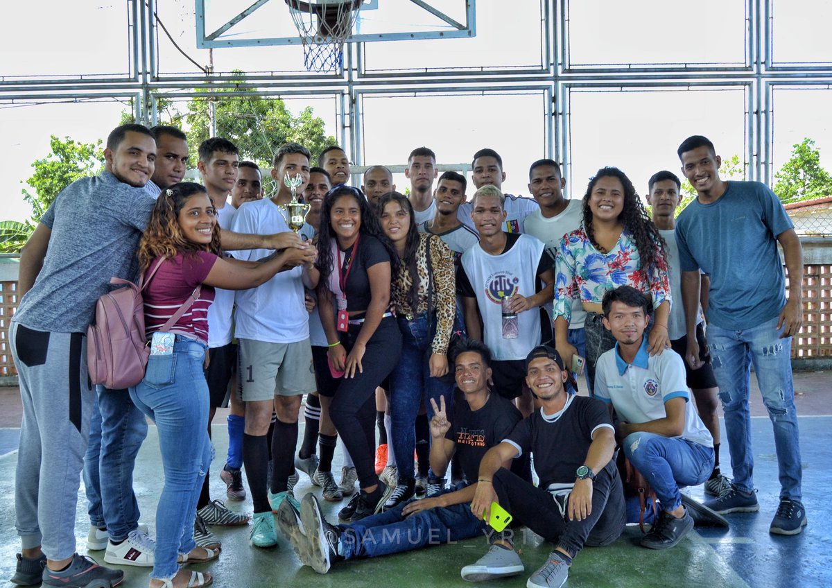 RECTORADOUPTNM's tweet photo. #4Ago | 𝐅𝐄𝐋𝐈𝐂𝐈𝐃𝐀𝐃𝐄𝐒 𝐂𝐀𝐌𝐏𝐄𝐎𝐍𝐄𝐒🏆🇻🇪
Equipo de Fútbol de la #UPTNMLS venció 9 - 5 a la #UNERG en la final del Torneo Inter-Universitario de Fútbol "Guerra y Millán" 2023

#GNBArmadosDePaz #Deporte #FutbolSala #TorneoDeportivo https://t.co/yadCxnBywz