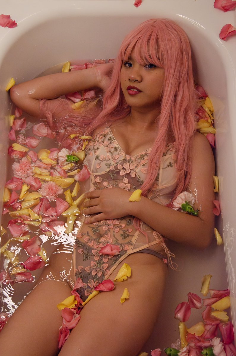 Dobutsu_Lounge's tweet photo. Did you know rose hips, the fruit of a rose, contain more vitamin c than an orange? They also ripen during late summer or fall๐น
Babe: Zel
๐ธ: Rosy Rhino Photography
#flowerbathshoot #flowershoot #bathshoot #lingerie #soft #softaesthetic #dobutsulounge https://t.co/8xuzwbB9oo