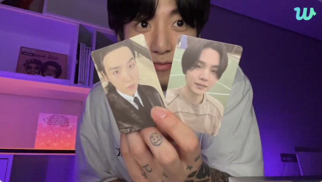 jungkook'un imzalı d-day albümü ve yoongi fotokartları🤩