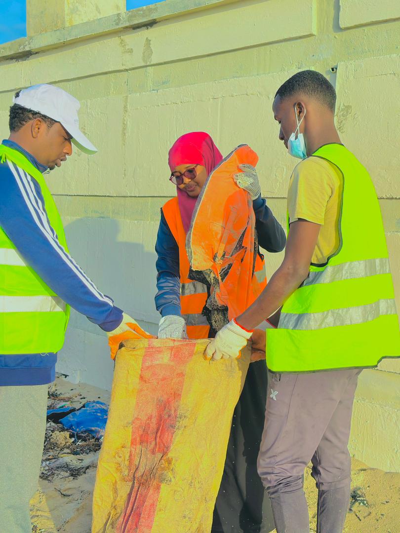AbdisatarArabow's tweet photo. Allaah ayaa mahad oo dhan u sugnaatay, waxaana si wanaagsan nooga oo dhamaaday Ololaha Nadaafadda Xeebaha iyo Wacyigalinta Deegaanka toddobaadkii 93aad.
#LiidoBeachcleanup
#Somalia
#WorldWithoutWaste
#youthvolunteer
#cleanyourhome
#volunteersmakeadifference https://t.co/YgfMy2tkQ5