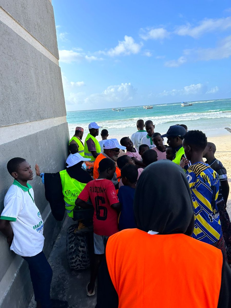 Allaah ayaa mahad oo dhan u sugnaatay, waxaana si wanaagsan nooga oo dhamaaday Ololaha Nadaafadda Xeebaha iyo Wacyigalinta Deegaanka toddobaadkii 93aad.
#LiidoBeachcleanup
#Somalia
#WorldWithoutWaste 
#youthvolunteer 
#cleanyourhome
#volunteersmakeadifference