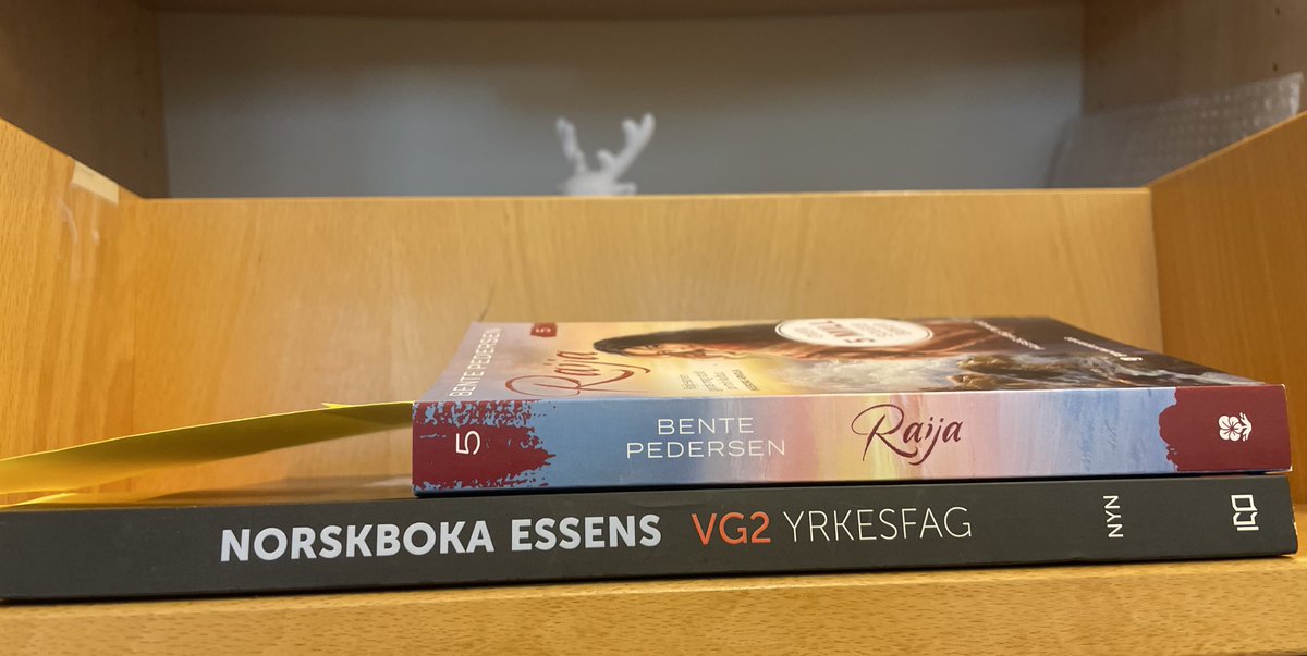 gaski's tweet image. En spesialutgave av ukas tilvekst, som en liten bryllupsgave til @jenskihl (æ bare tar for gitt at hans kommende ektemann ikke kommer til å dele begeistringa), siden æ oppdaga at vår venn lysende plastrein gjorde gjestevisitt på bildet: