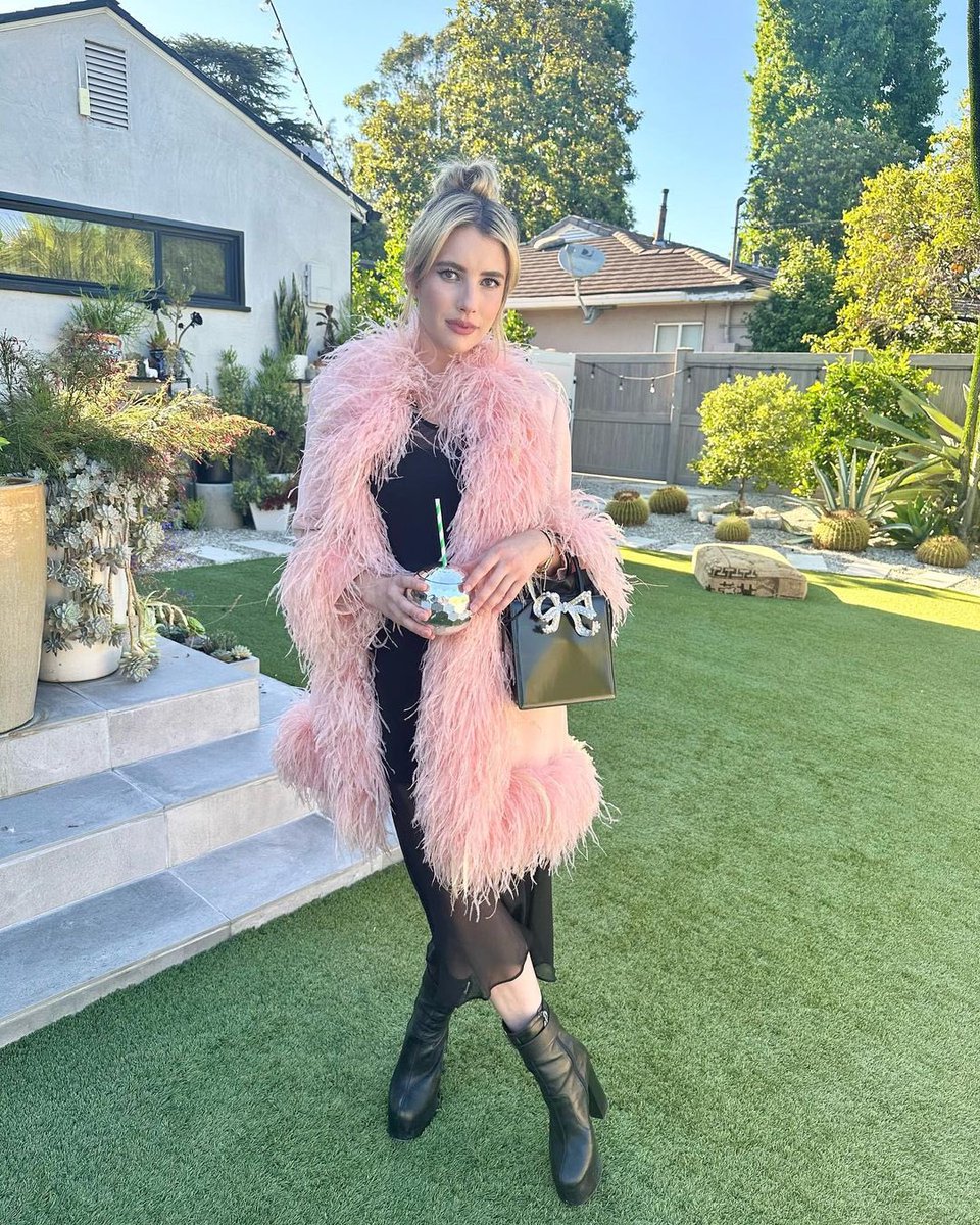 EmLove59's tweet image. 🤩💖 Lovely Wonderful Emma ready for Taylor Swift concert ☀️🌸🍹🍭@RobertsEmma #EmmaRoberts #NineZeroOne 💕✨  - instagram.com/p/CviFJb8RNOi/…