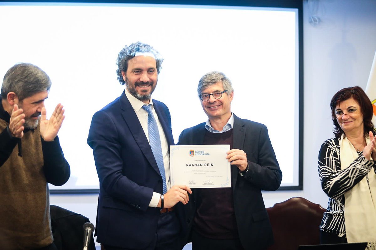 SantiagoCafiero's tweet photo. Nuestro movimiento político revive en la discusión y en la revisión, porque tenemos historia y doctrina.

Por eso desde el @p_justicialista hicimos un reconocimiento necesario a Raanan Rein, profesor universitario e historiador israelí, autor de varios libros sobre el peronismo. https://t.co/9AVQ5il6tg