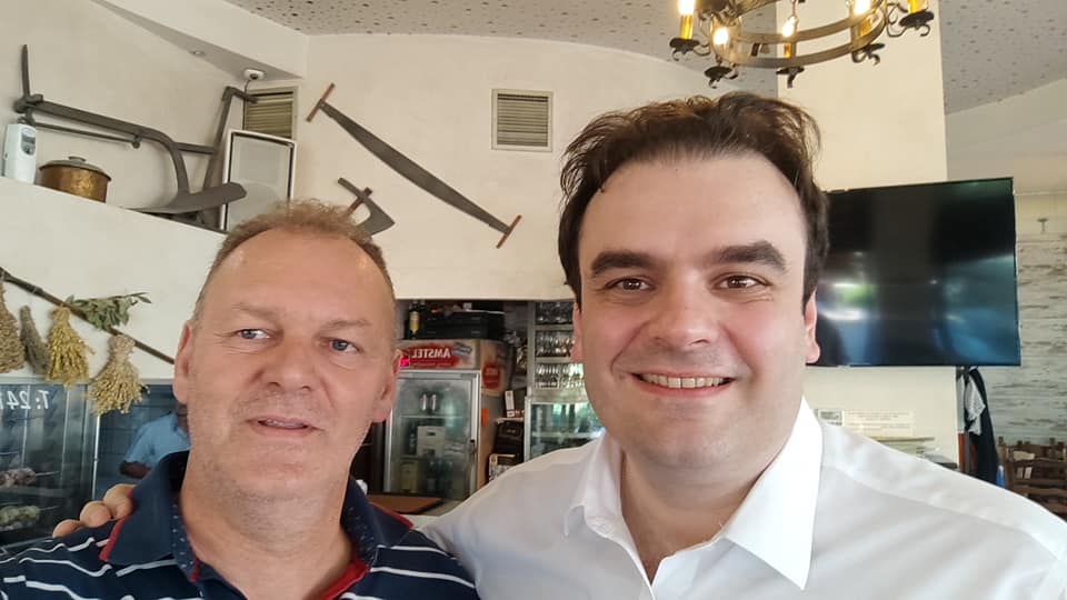 AretiAthanasiu's tweet photo. «Όλο το σπίτι είχε αίματα λες και ήταν σφαγείο. Αν δεν καλούσε την Αστυνομία θα την σκότωνε, είχε σκοπό να τη σκοτώσει. Μύτη σπασμένη, ζυγωματικά, σαγόνι διαλυμένο. Δεν ξέρω πόσα δόντια της έχει σπάσει, χτύπημα στην σπλήνα, στο νεφρό... Δεν αναγνωρίζεται το κορίτσι. Τον ήξερα τι άνθρωπος είναι και περίμενα "λέω θα γίνει κανένα κακό". Ζήλια, της έκανε τη ζωή πατίνι. Να μη βγει, πώς θα ντυθεί , πού θα πάει, γιατί άργησε», δήλωσε  συγκλονισμένος ο αδερφός της 43χρονης αστυνομικού για τον γαμπρό του Κώστα Μπρέλλα.

«Μου έκανε μεγάλη ζημιά. Το πρόσωπό μου είναι παραμορφωμένο» είπε σήμερα η ίδια στην ΕΡΤ.
«Με χτύπησε στην κοιλιά και το πρόσωπο. Χρειάστηκε να κάνω επέμβαση στους νεφρούς».

«Δεν άντεχε άλλο το παιδί μου, του ζήτησε να χωρίσουν και αυτός μου το σκότωσε στο ξύλο», είπε συντετριμμένη η μητέρα της. 

«Την παραλάβαμε με 5 πίεση», είπαν οι γιατροί που έδωσαν μάχη να σώσουν την 43χρονη αστυνομικό που κινδύνεψε να χάσει και το νεφρό της.

«Το πρόσωπο έχει δεχθεί μακροσκοπικώς εμφανείς πολλαπλές πλήξεις, είναι πλήρως παραμορφωμένο από τα χτυπήματα», δήλωσε ο ιατροδικαστής Χρήστος Κραβαρίτης. 

Μην ρωτάτε γιατί ενώ ήταν αστυνομικός δεν έκανε κάτι να προλάβει το κακό, να φύγει νωρίτερα από το σπίτι, να προστατέψει τον εαυτό της. 
Η χρόνια κακοποίηση μιας γυναίκας είναι πρώτα ψυχολογική και συναισθηματική και μετά σωματική. Ο φόβος φωλιάζει σταδιακά μέσα της, την καθιστά ανίσχυρη, αδύναμη να αντιδράσει και να υπερασπιστεί τον εαυτό της. Πανίσχυρες γυναίκες στο επάγγελμά τους έχουν υπάρξει θύματα συστηματικής κακοποίησης από τον πατέρα τους ή τον σύζυγό τους. 

Το θέμα δεν είναι τι  ΔΕΝ έκανε το θύμα για να γλυτώσει από τον κακοποιητή της αλλά τι ΔΕΝ έκανε η αστυνομία να προστατέψει την γυναίκα μέλος της,  όταν το πρόβλημα ήταν γνωστό και τουλάχιστον 4 φορές είχαν γίνει καταγγελίες σε βάρος του κακοποιητή συζύγου στο αστυνομικό τμήμα για ενδοοικογενειακή βία.