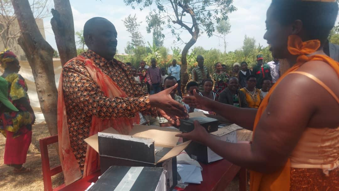 RilimaBugesera's tweet photo. Uyu munsi Kwa 4/08/2023 mu murenge wa @RilimaBugesera hatanzwe #Smart_Phone 62 zahawe ba #Abanyamabanga_Nshingwabikorwa b'utugari, abashinzwe imibereho myiza n'iterambere r'akagari, abajyanama b'ubuhinzi, abafasha myumvire mubuhinzi, zizabafasha kunoza inshingano zabo. https://t.co/Hjrw1ncMOU