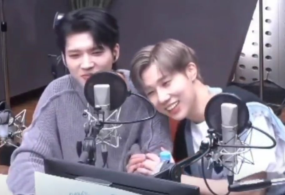 _kyu357's tweet photo. so woohyun is a sunggyu magnet today....he's soooo clingy https://t.co/THuCucemEA