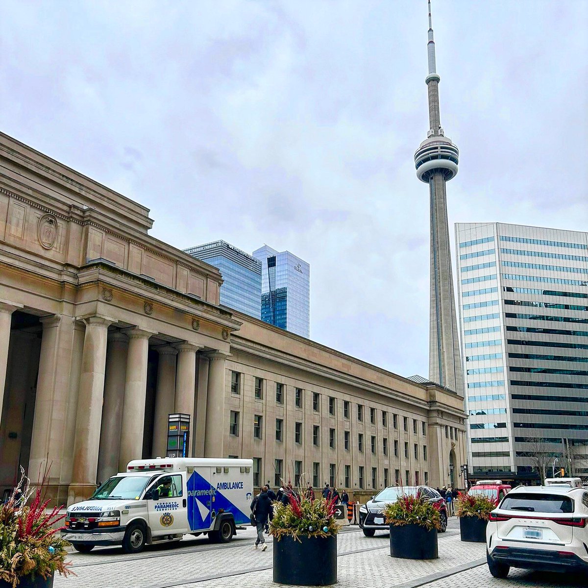 TorontoMedics's tweet photo. As we head into a busy #CivicHoliday long weekend, we encourage everyone to celebrate safely.
Remember 9-1-1 is for medical emergencies that pose an immediate threat to life. For minor medical issues, please consider alternative healthcare options incl. Health811. #MakeTheRightCall