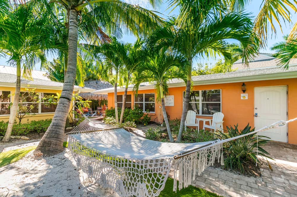 Nothing better than a hammock and warm ocean breeze to start the weekend.
💻 siestakeybeachsidevillas.com
📞 941-203-5985
#sarasota #siestakeyhotel #siestakeybeach #siestakey #sunsets