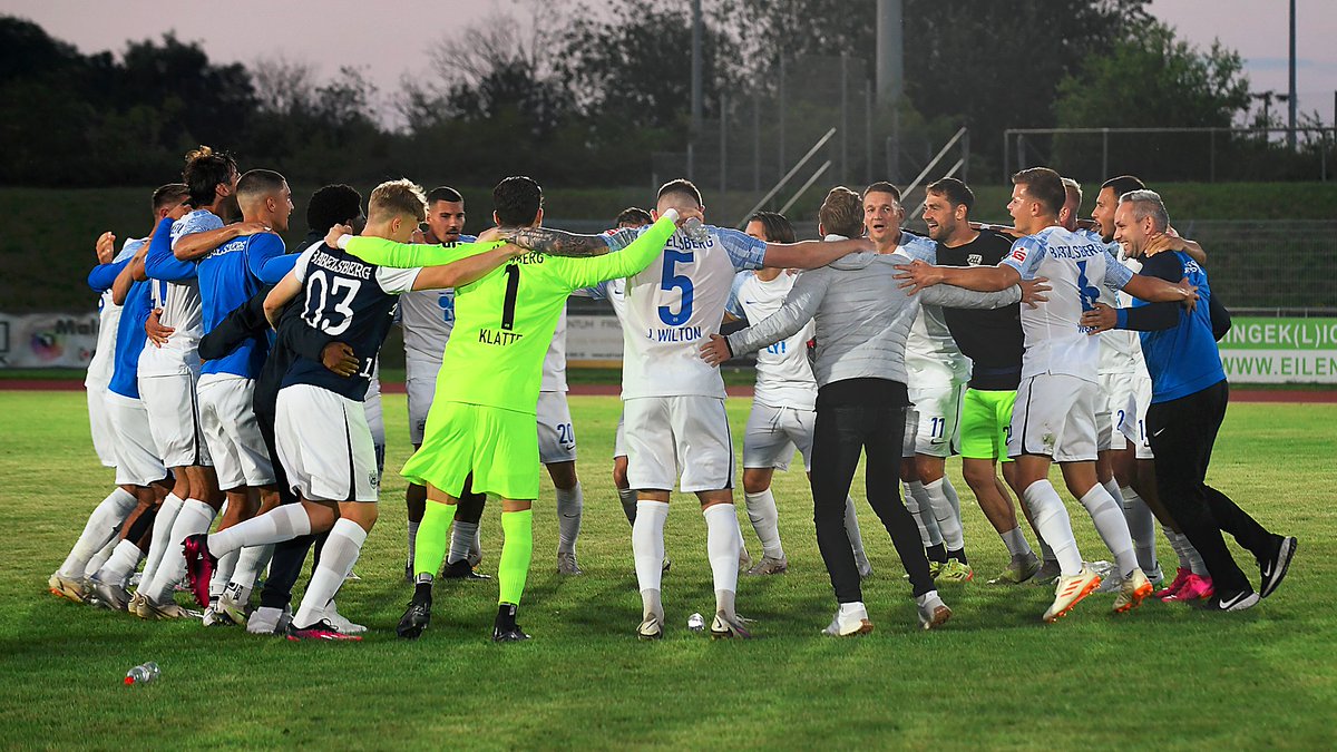 DirkHofmeister's tweet image. Großer Jubel dagegen bei @SVBabelsberg03 und "Spitzenreiter, Spitzenreiter"-Gesänge mit den mitgereisten Fans. #Babelsberg ist mit zwei Siegen perfekt in die #Regionalliga gestartet. #FCESVB #Regionalliga @regio_nordost