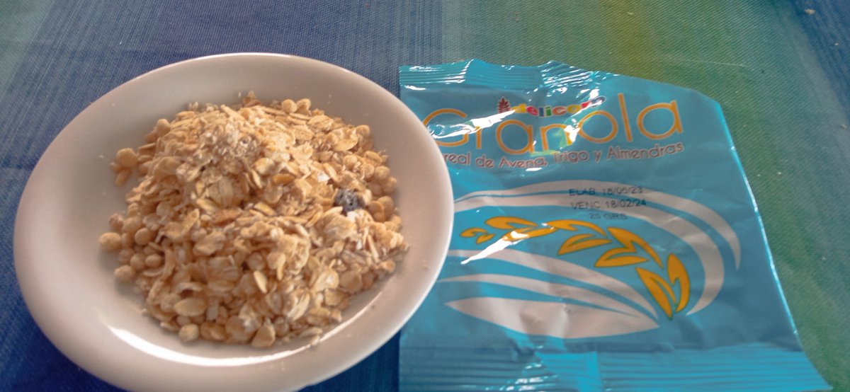 crisota22's tweet photo. Esta es la granola que le dan a los niños en un colegio público,es decir, los de siempre, los más necesitados.
Dice: Granola: avena, trigo y almendras.
Hay una pasa, avena y un cereal inflado.
Almendras..nada.
¿Cuánto le costará al Estado esta porquería? https://t.co/5t8IeojRu5