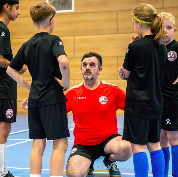 jamiefahey1's tweet photo. Futsal in England: the5⃣ big hits and 1⃣ glaring miss during the 2022/23 season
Includes:
⚽️What's next for @EnglandFutsal teams ⁉️
⚽️@jatowens &amp; a club in full Bloom🚀
⚽️Cefn Druids &amp; CL🚧🏴󠁧󠁢󠁷󠁬󠁳󠁿
⚽️Reading Royals🤝@MUFC_Futsal 
⚽️When Brazil came to town🇧🇷
 
https://t.co/WLFVeq7yP4 https://t.co/Ph1pUqixop