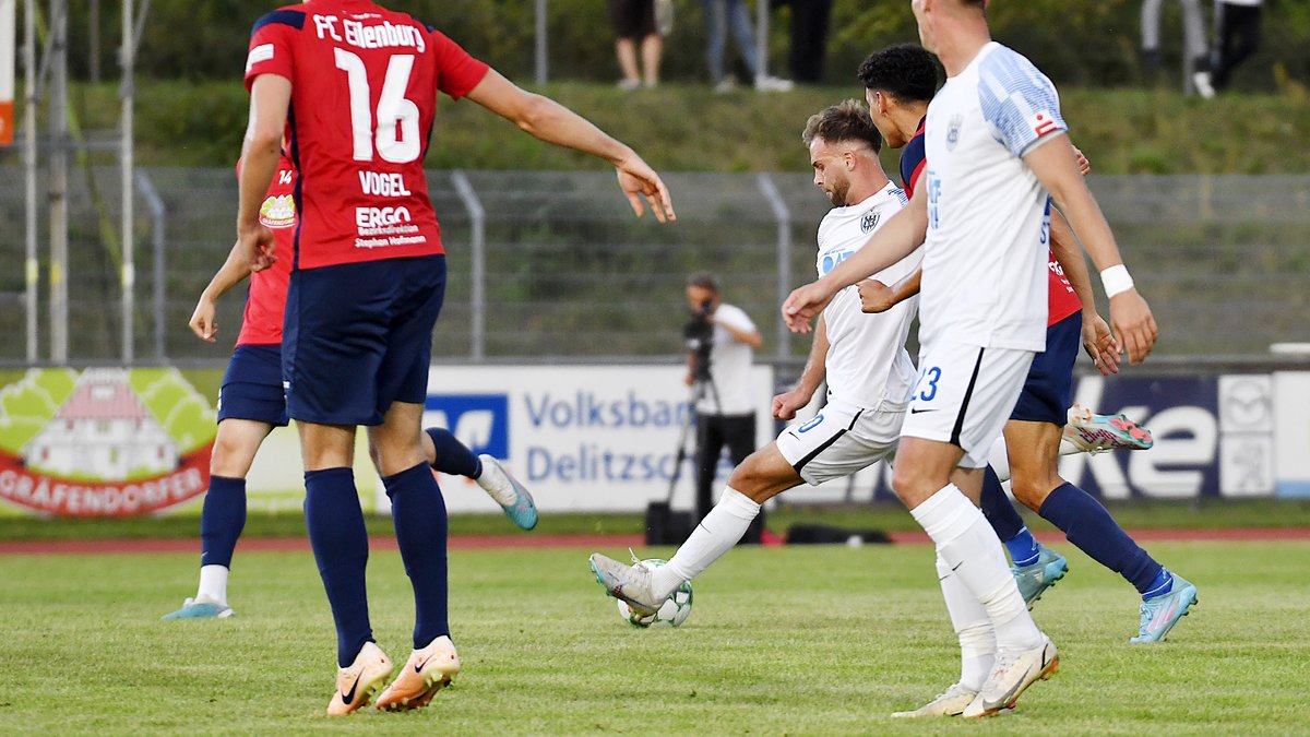 DirkHofmeister's tweet image. Großer Jubel dagegen bei @SVBabelsberg03 und "Spitzenreiter, Spitzenreiter"-Gesänge mit den mitgereisten Fans. #Babelsberg ist mit zwei Siegen perfekt in die #Regionalliga gestartet. #FCESVB #Regionalliga @regio_nordost