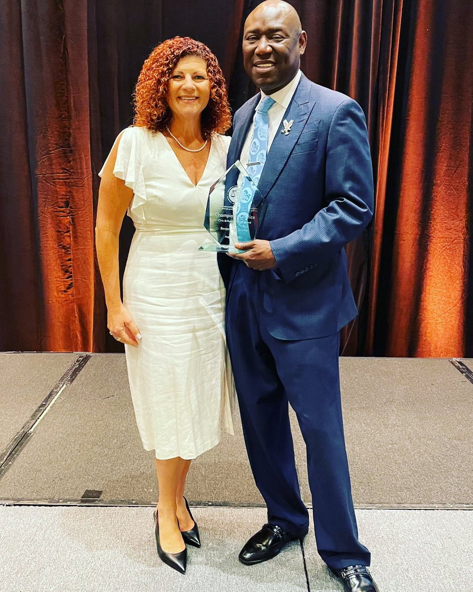 Presenting Ben Crump with #NACDL’s Champion of Justice Award for Civic and Humanitarian Works #lawenforcementaccountability