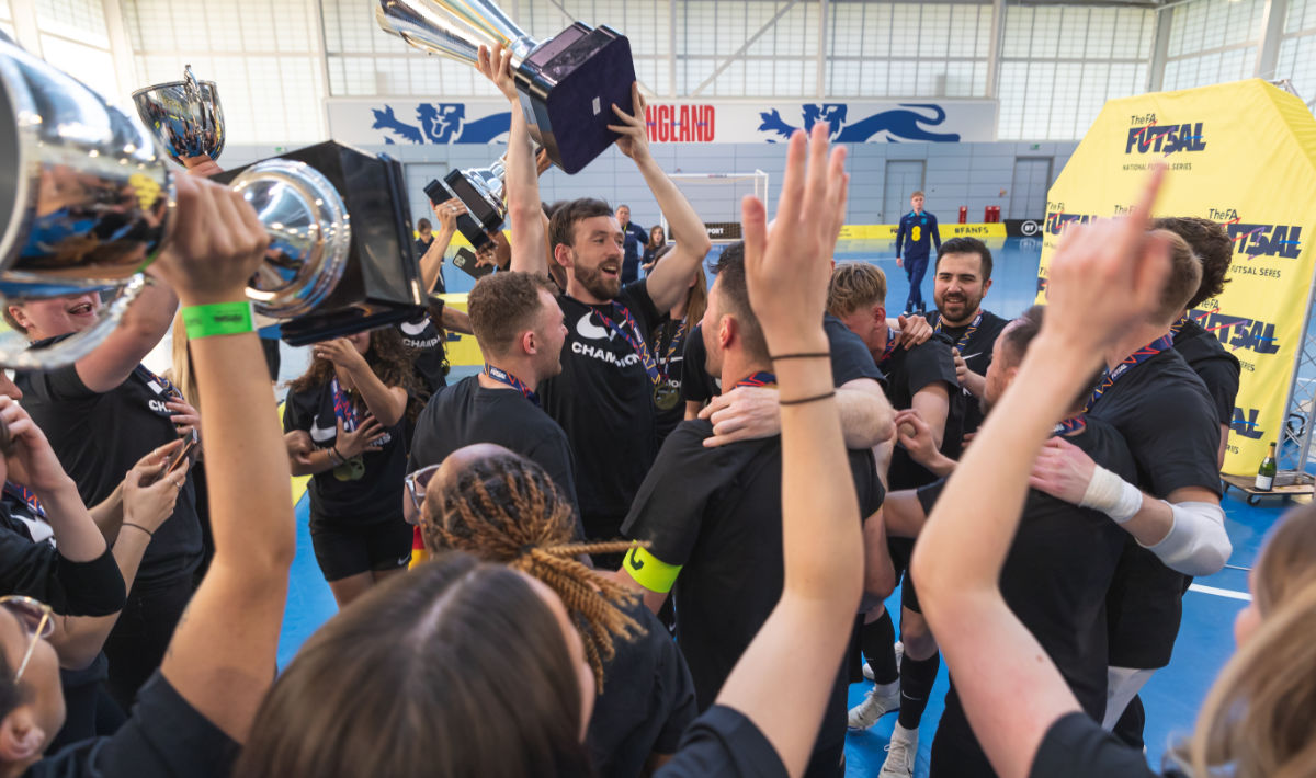 jamiefahey1's tweet photo. Futsal in England: the5⃣ big hits and 1⃣ glaring miss during the 2022/23 season
Includes:
⚽️What's next for @EnglandFutsal teams ⁉️
⚽️@jatowens &amp; a club in full Bloom🚀
⚽️Cefn Druids &amp; CL🚧🏴󠁧󠁢󠁷󠁬󠁳󠁿
⚽️Reading Royals🤝@MUFC_Futsal 
⚽️When Brazil came to town🇧🇷
 
https://t.co/WLFVeq7yP4 https://t.co/Ph1pUqixop