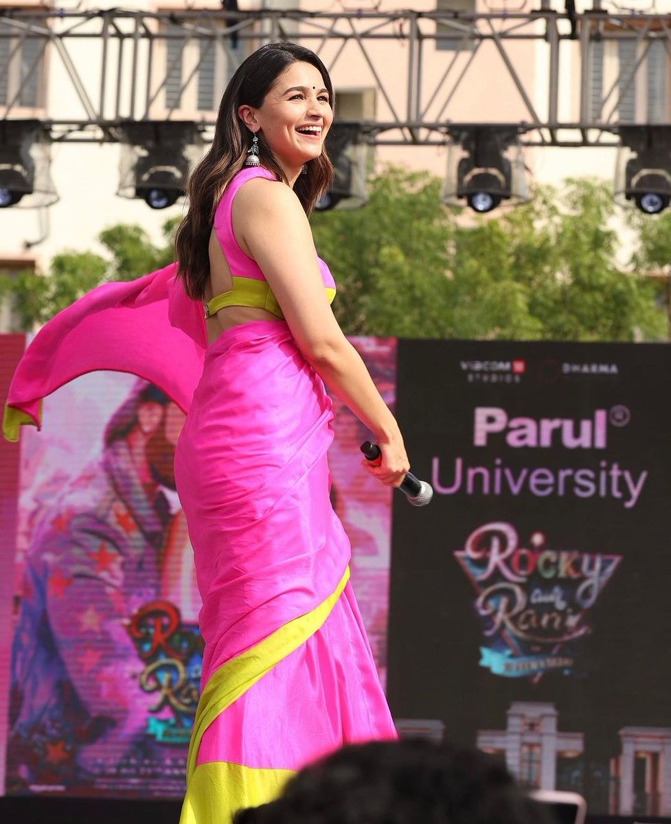 TheDeepKanani's tweet photo. The level of grace that @aliaa08 dons in this entire movie truly reaches its absolute pinnacle 
🥵❤️💕
#RockyAurRaniKiPremKahani https://t.co/YwXFYyAR9a