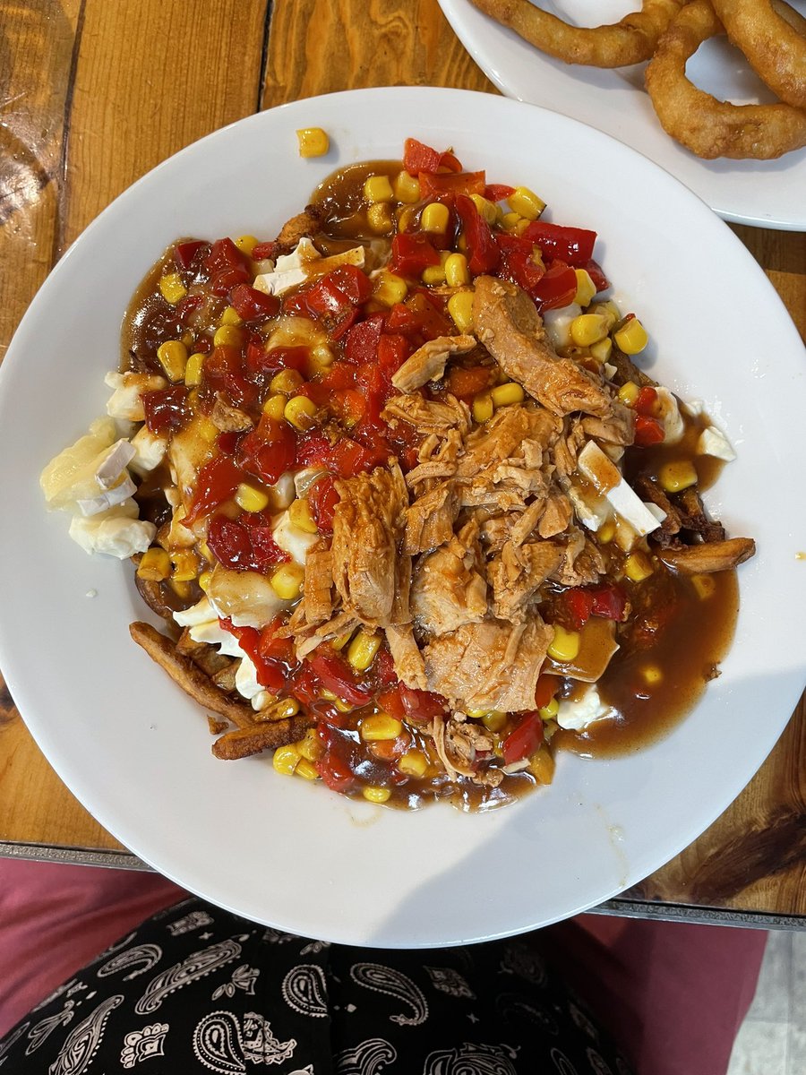 thdinsmore's tweet photo. Le déjeuner aujourd’hui—la poutine au porc effilé https://t.co/5xbbbIIzOq