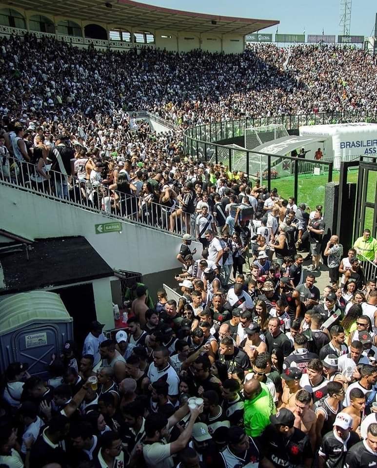 oalmirante_'s tweet image. - É jogador falando que vai deixar até a vida em campo se for necessário;

- É ex-jogador (Máxi Lopez) fazendo a ponte com o Vietto pra convencê-lo a vir para o Vasco;

- É o prefeito do Rio de Janeiro fazendo campanha pra esposa do Vietto para ela aceitar vir pra cá;

Torcer pro…