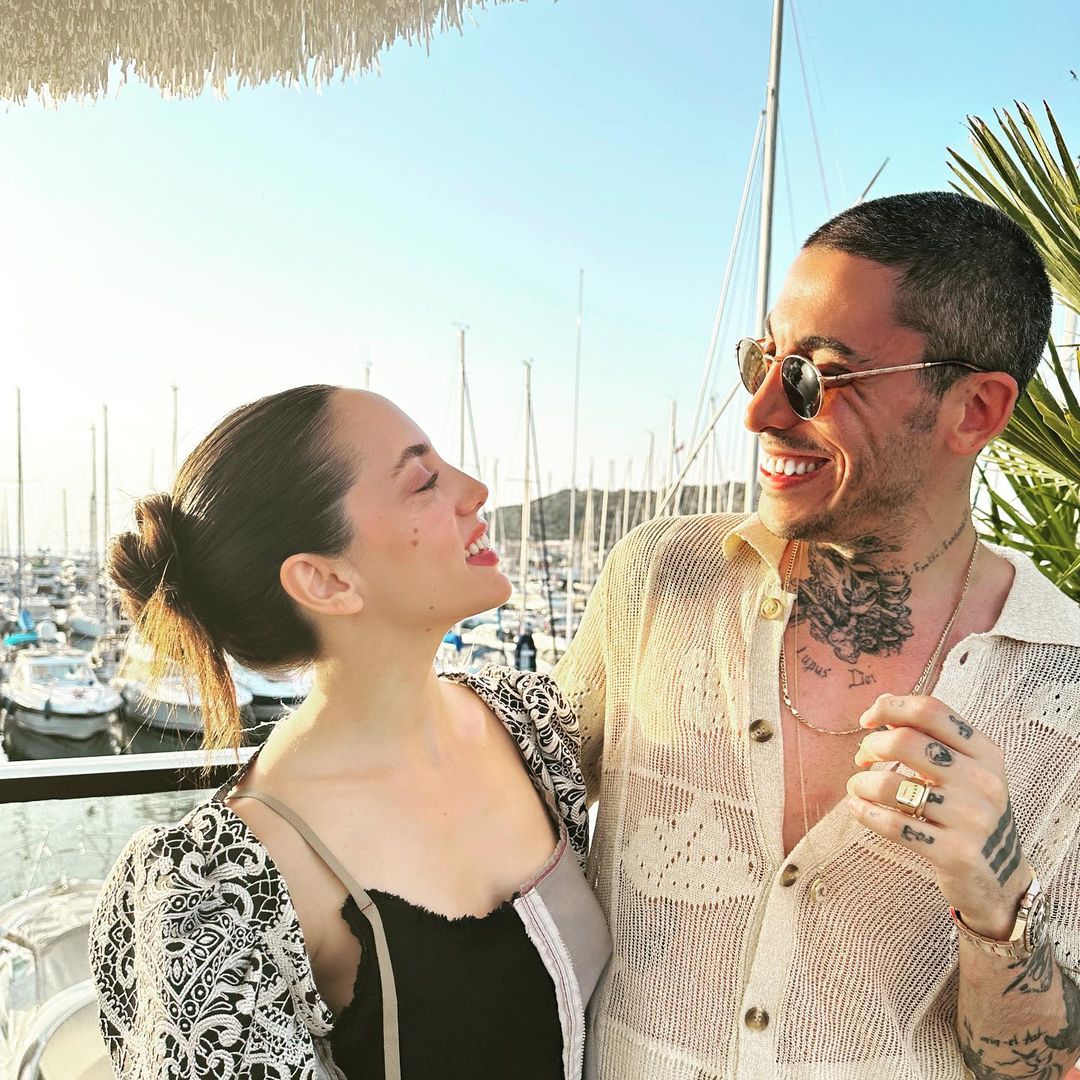 "değ, tenime gözlerinle değ
o zaman hallolur her şey..."