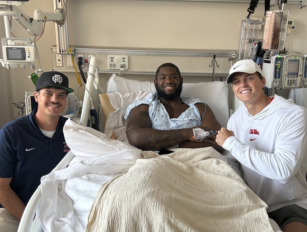 OleMissFCA's tweet photo. Continuing to pray and support our brother! #KDstrong @OleMissFB @OleMissSports @Grindkd_55 @jaredfarlow2 

🔗https://t.co/e5q0I49bqT https://t.co/01JVK5hclg