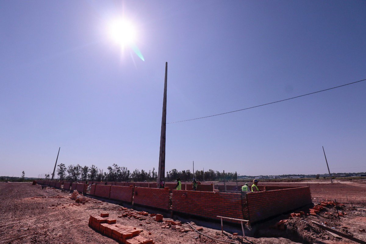 APFOficial's tweet photo. Un sueño en construcción
Los trabajos continúan sin pausa en la futura casa de las formativas.
Más detalles: 🔗 https://t.co/JOAXu32TJA
#CARDIF 🙌🏻 #APFConstruye 🏗️
@FormativasAPF ⚽️ | @coparaguay | @sndpy https://t.co/6RUTVFUpiP