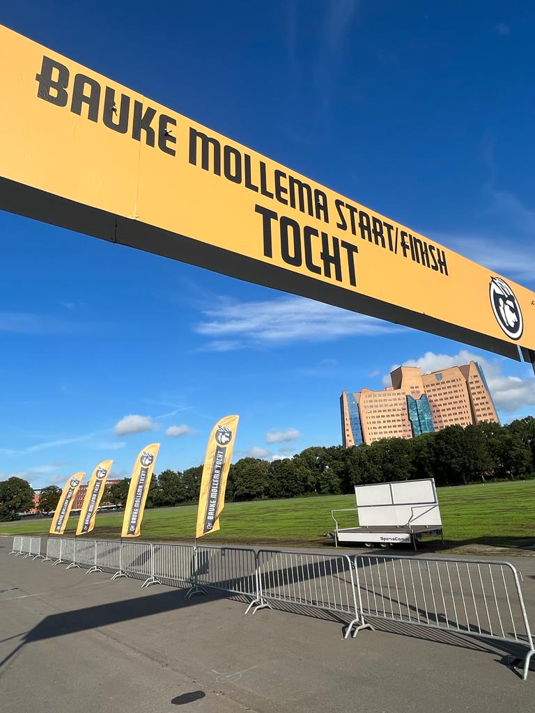 Kijk eens hoe mooi het terrein erbij ligt in het avondzonnetje 🤩🙌🏼🥰
Tot morgen allemaal op Drafbaan Stadspark voor de <a href="/MollemaTocht/">Bauke Mollema Tocht</a> en het #FietsfestivalGroningen!
Ennuh.. Inschrijven kan nog ter plekke 😉