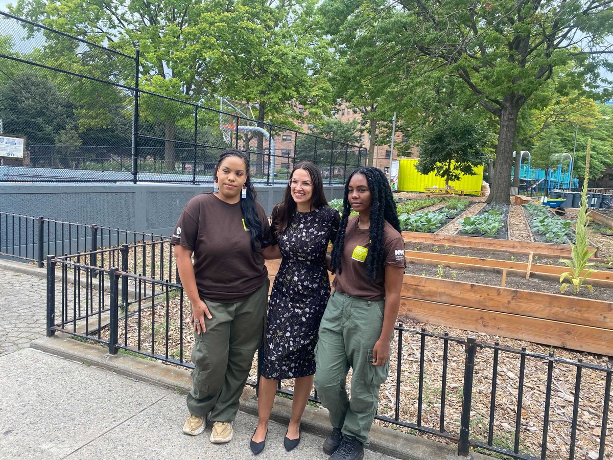 GreenCityForce's tweet photo. We had a surprise visit from @AOC | @RepAOC today! Thank you for stopping by to learn about the work we do in the Astoria Houses community and many more across @NYCHA communities! 💚🌎✨

#futuregreencity #astoriahouses #queens #climatechange #urbanfarm #ecohubs #americorps https://t.co/A5sEqJgYD7
