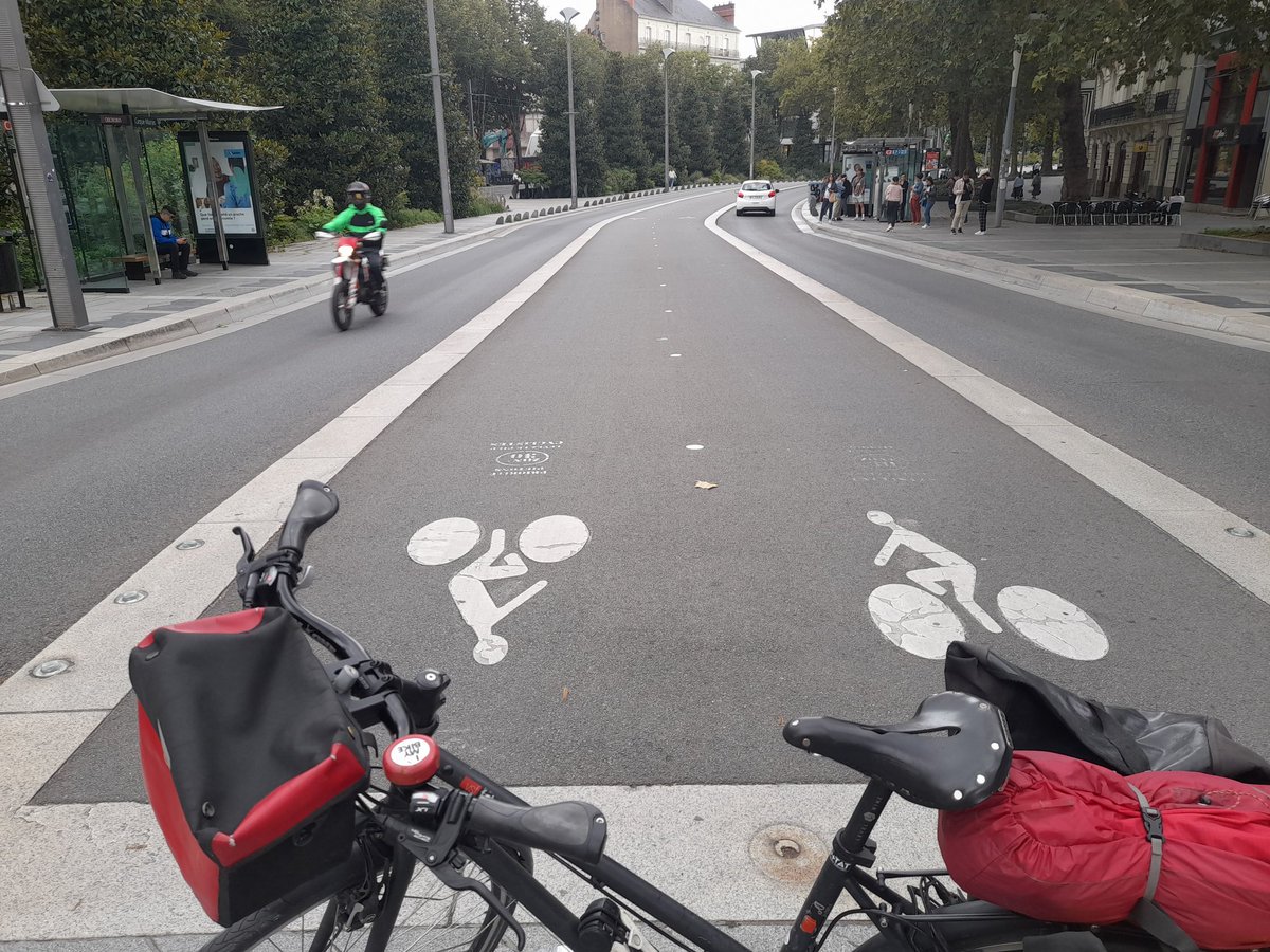 shellon2wheels's tweet photo. @Pidge In Nantes, France, bikes get a dual carriageway for themselves. Buses and cars fight for the crumbs. As a result, EVERYONE cycles. https://t.co/9emfvajWzp
