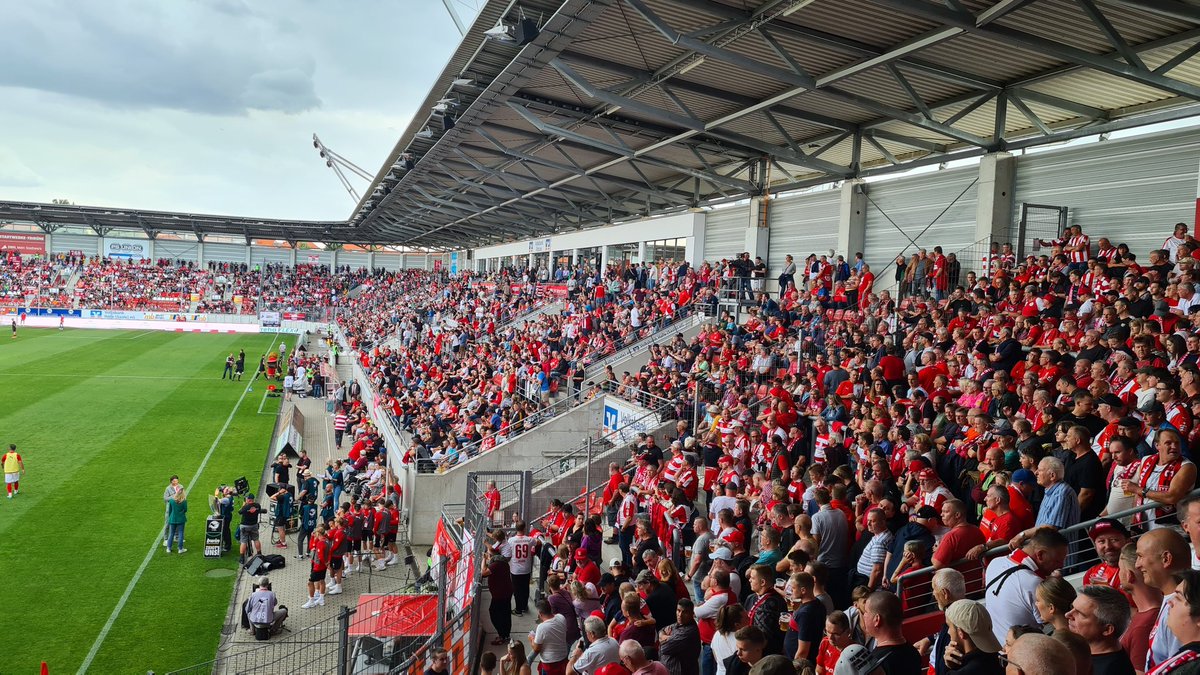 Volle Hütte heute beim Ligauftakt in #Halle. Und ein Heimsieg. Kann gerne so weitergehen.

#HFCRWE #3Liga #NurZusammen #HallescherFC @HallescherFC