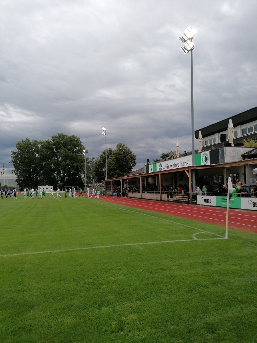 oekedortmund's tweet photo. #762
Elsner-Sportpark
SC Eltersdorf gg TSV Abtswind
Bayernliga Nord (5th level)
1-0
250 👨👩👧👦
10 💶
Zu Gast bei den Quecken.
In der angeschlossenen Gaststätte gibbet sogar Helles und Weizen im Glas👍
#groundhopping
#unsereamateure
#nonleague
#ökeontour
#quecken
#groundhopper https://t.co/0bg8gxHWdS