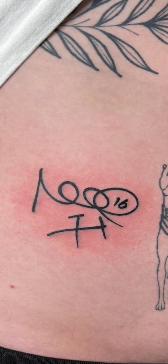 tomhunt020488's tweet photo. @Noble16Mark Check your DMs please geez - Only went and got the tattoo you signed on me last night - getting a tattoo when hanging on 4 hours kip is not the one but for my Captain well worth it ⚒️ https://t.co/WszIwp7hMw