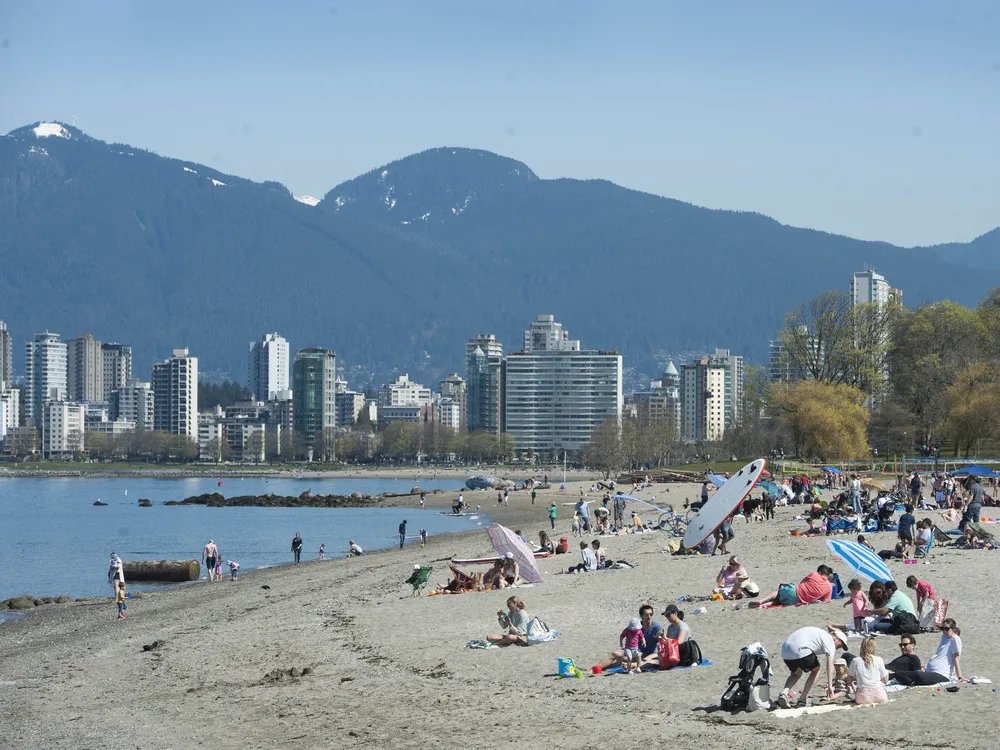 Here's how hot it might get in your Vancouver neighbourhood over the long weekend
The Vancouver weather forecast looks fairly stable throughout the weekend, there is some variation across the region...
zurl.co/zhcS
#lowermainland
#vancouverbc