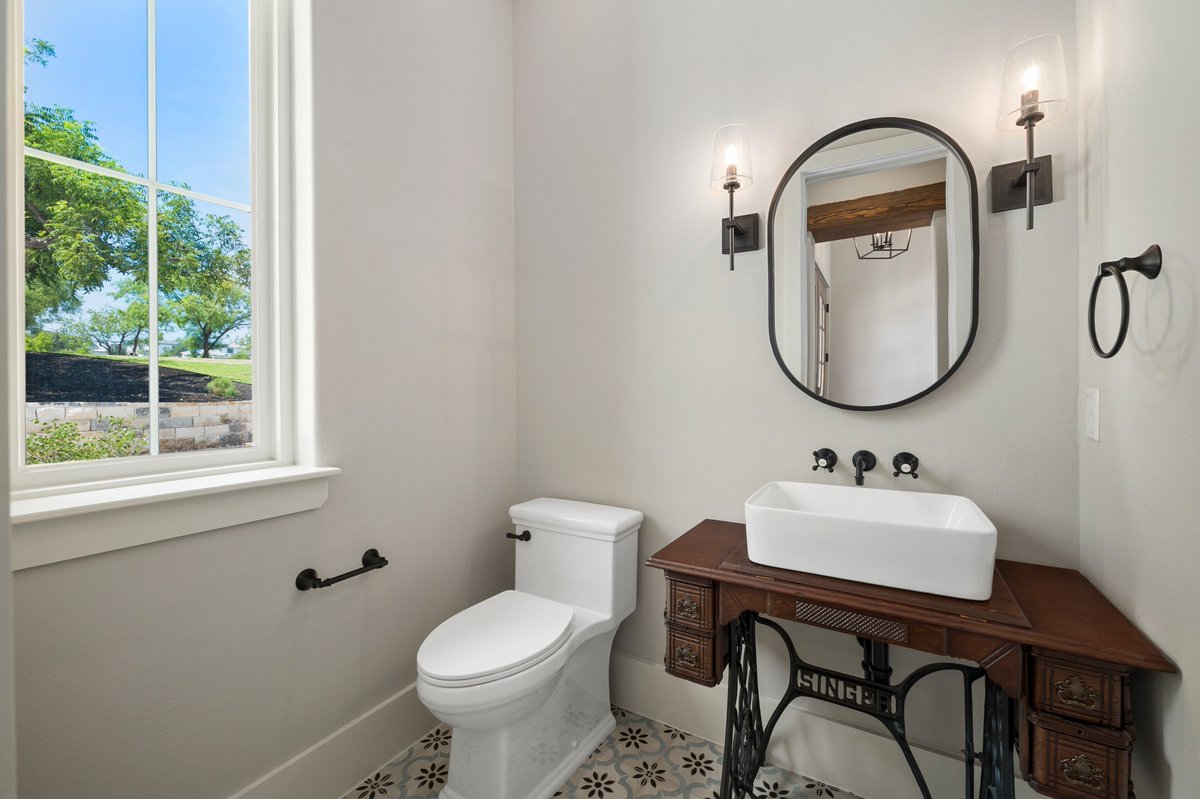SterlingHomes's tweet photo. We love making even the half bath feel and look like a beautiful home😇 https://t.co/GKG2HHtQep