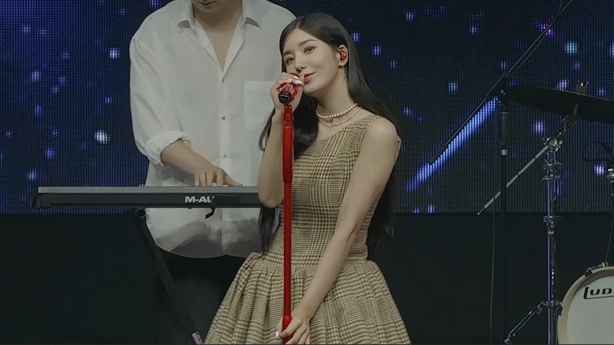 KwonEunbiBR's tweet photo. 🎥| Upload no canal da Eunbi com a performance de Beautiful Night no Showcase.
🔗 https://t.co/c5I2rtGNnc
#권은비 #KWONEUNBI
#TheFlash #권은비_TheFlash
#EUNBI_in_TheFlash
#Beautiful_Night https://t.co/N6u9bakhDp